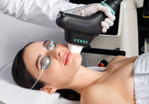 Prisma-verde-device-being-used-on-young-womans-face (1)