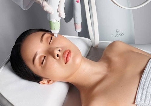 Woman model receiving Everesse treatment in brightly lit office-1-2-1